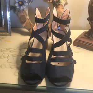 Very cute navy open toe sandals. Only worn a few times.